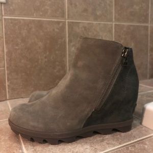Sorel Wedge bootie. Dark army green/taupe. Worn 2x and still in box! NWOT!!